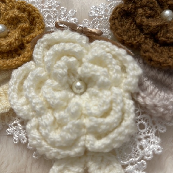 No brand . Made by hand . Color white cream and brown - Picture 2 of 5